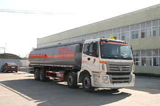 楚飛福田前四后八30立方化工液體運輸車與起吊車的應用與優勢